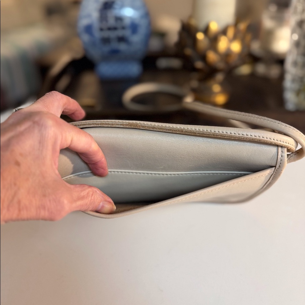 🤍 VINTAGE PARTNERS BY MERVYNS OFF WHITE LEATHER. CROSSBODY BAG! - Picture 6 of 11